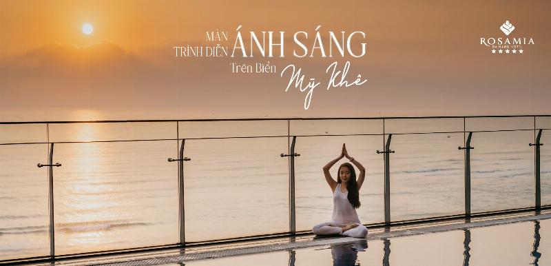 Hinh anh binh minh sang som tren bien ruc ro voi nhung tia nang vang chieu xuong mat nuoc bien xanh biếc, tạo nen canh tuong lap lanh dep mắt, mang lai cam giac yen binh.